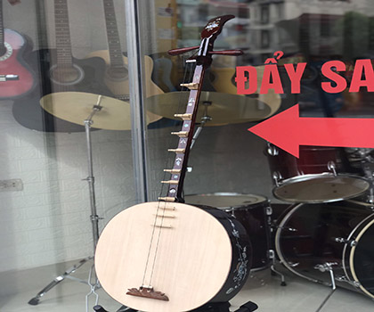 Đàn nguyệt khảm đỏ